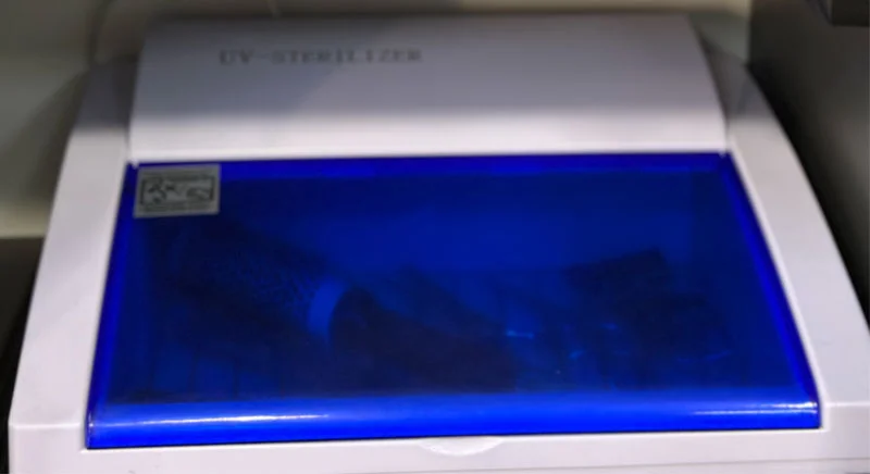 Бактерицидна лампа для знезараження інструментів у перукарні