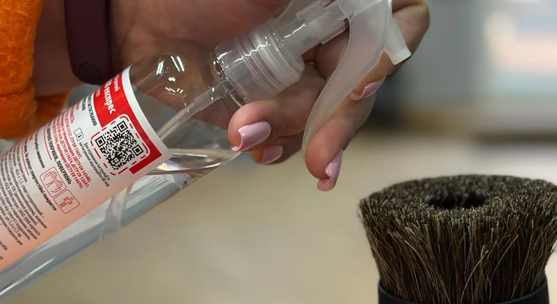 Фінальна обробка антисептиком інструментів перед стрижкою